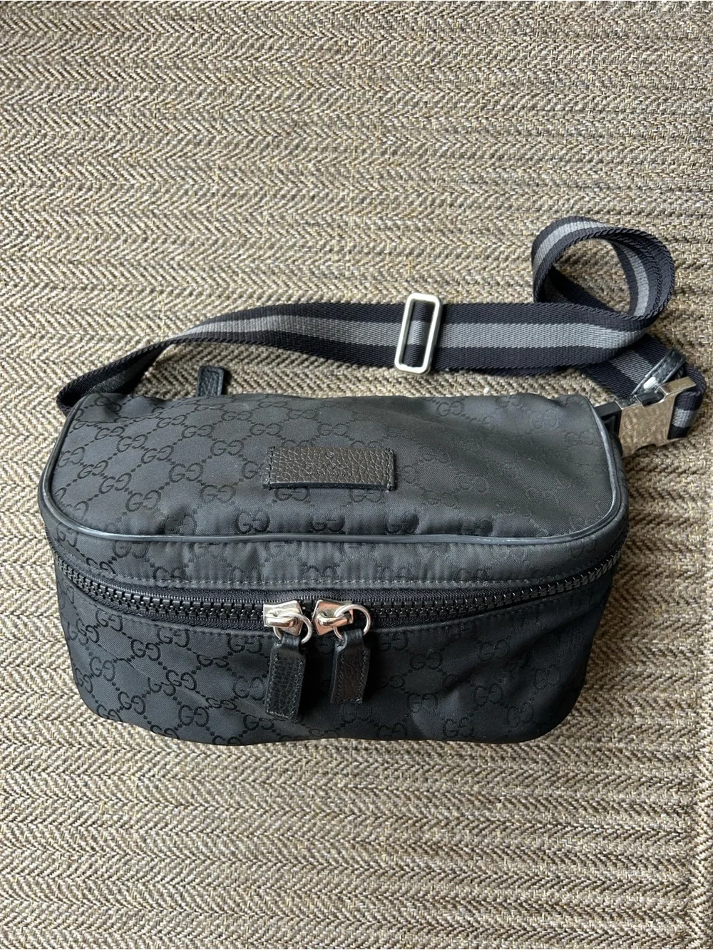 GUCCI Black GG Nylon Waist Pouch - Picture 3 of 6